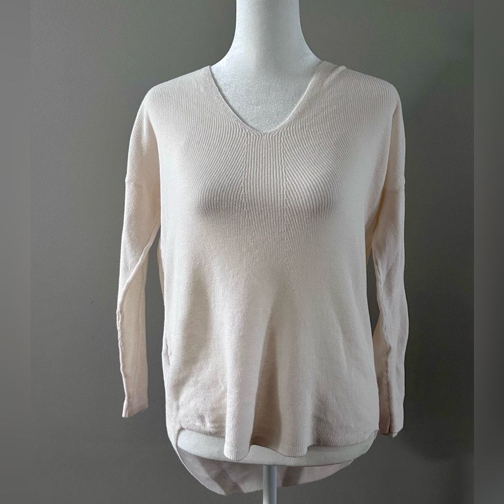Lou & Grey for LOFT lightweight, v-neck sweater, size small. EUC.